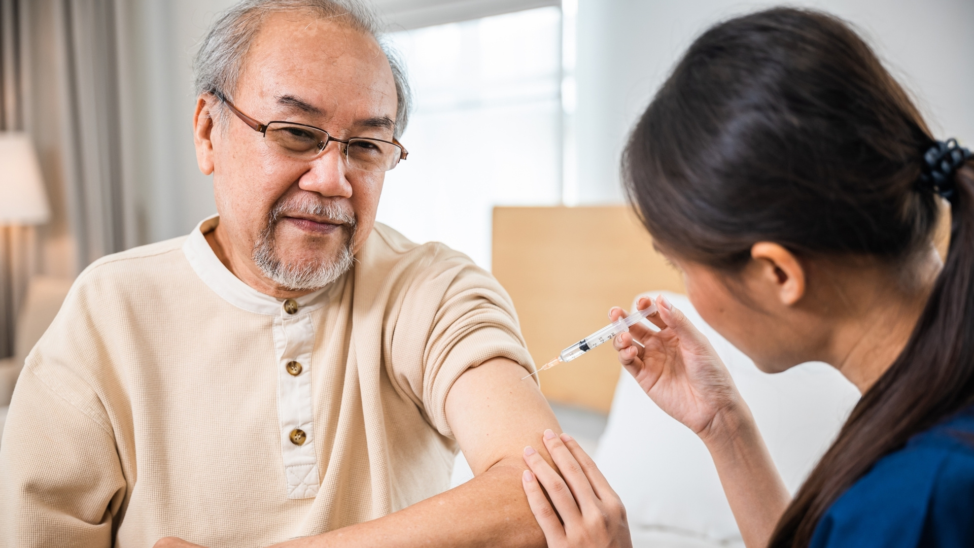 Oder man getting vaccinated by female nurse